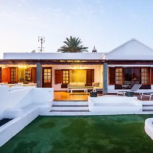 https://magnifica-villa-al-lado-del-mar.in-canary-islands.com
